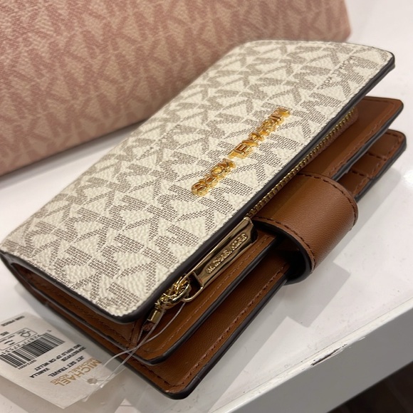 MICHAEL KORS
Medium Signature Logo Wallet
Vanilla
NWT - Picture 1 of 16